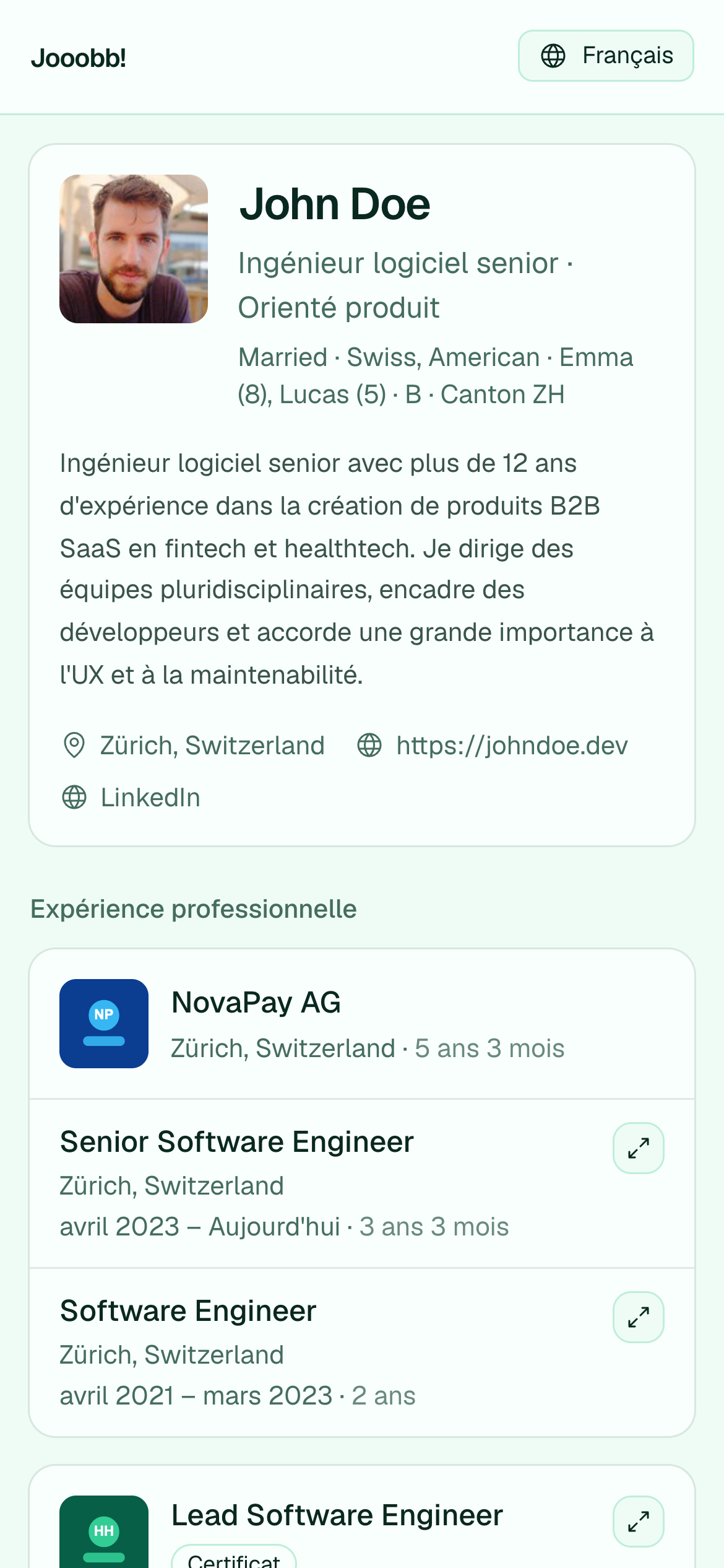 Page CV en ligne public avec sections de profil